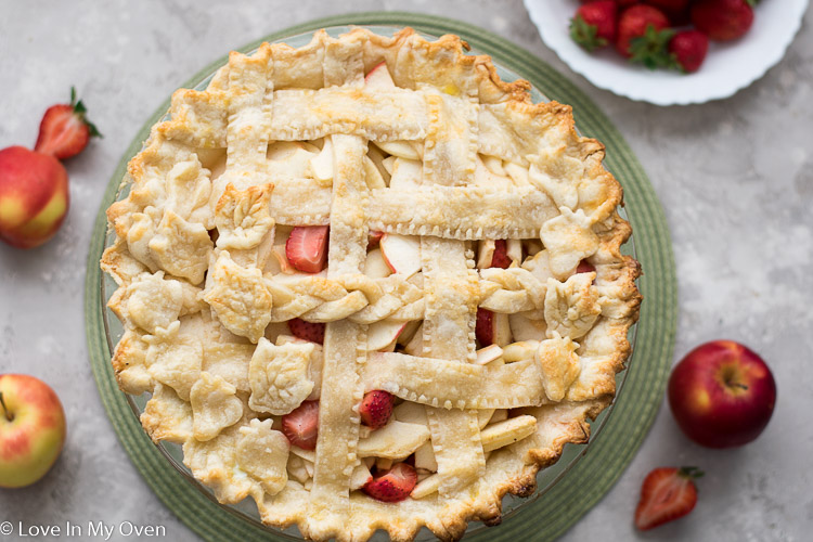 Strawberry Apple Pie: Vibrant Twist on Classic Apple Pie Flavor